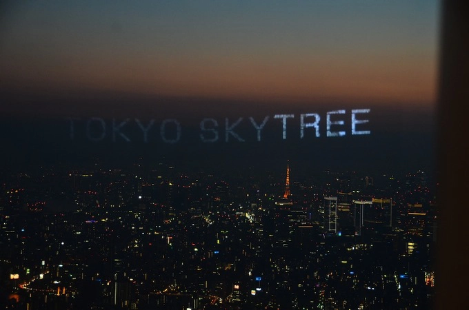 Tokyo Skytree khánh thành sau gần 4 năm thi công, từ tháng 7/2008 tới 2/2012. Nếu đi bộ lên tháp, bạn sẽ phải leo 2.523 bậc thang. Khoảng 36.000 tấn thép đã được sử dụng để xây tháp, tương đương trọng lượng của 200 chiếc máy bay chở hàng Jumbo Jet. Diện tích của cả hai đài quan sát trên tháp có thể chứa 2.900 người. Nhiều buổi tiệc được tổ chức nơi đây mang đến không khí khác lạ giữa lưng chừng trời mây.