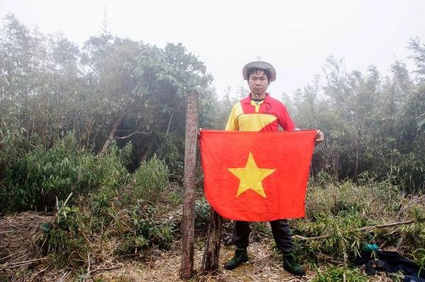Trên biên giới Việt - Trung, đỉnh Pu Si Lung nằm ở độ cao 3.083 m và là ngọn núi cao nhất án ngữ nơi biên cương Tổ quốc. Núi nằm sâu trong những khu rừng rậm thuộc xã Pa Vệ Sử, huyện Mường Tè, tỉnh Lai Châu. Quãng đường rất dài, băng rừng già vượt suối sâu và phải được sự cho phép của đồn biên phòng Pa Vệ Sử khiến cho đây trở thành một trong những mốc khó chinh phục nhất. Trên biên giới Việt - Trung, đỉnh Pu Si Lung nằm ở độ cao 3.083 m và là ngọn núi cao nhất án ngữ nơi biên cương Tổ quốc. Núi nằm sâu trong những khu rừng rậm thuộc xã Pa Vệ Sử, huyện Mường Tè, tỉnh Lai Châu. Quãng đường rất dài, băng rừng già vượt suối sâu và phải được sự cho phép của đồn biên phòng Pa Vệ Sử khiến cho đây trở thành một trong những mốc khó chinh phục nhất.