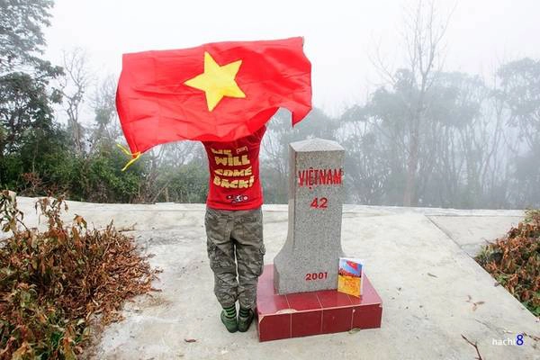 Cột mốc 42 nằm trên cao độ 2.866 m, là mốc biên giới cao thứ hai trên toàn lãnh thổ Việt Nam (sau mốc 79). Khi lên đỉnh Pu Si Lung bạn sẽ qua cột mốc đáng nhớ này. Chắc chắn bất cứ người dân Việt nào cũng cảm thấy tự hào khi đứng tại đây. Cột mốc 42 nằm trên cao độ 2.866 m, là mốc biên giới cao thứ hai trên toàn lãnh thổ Việt Nam (sau mốc 79). Khi lên đỉnh Pu Si Lung bạn sẽ qua cột mốc đáng nhớ này. Chắc chắn bất cứ người dân Việt nào cũng cảm thấy tự hào khi đứng tại đây.