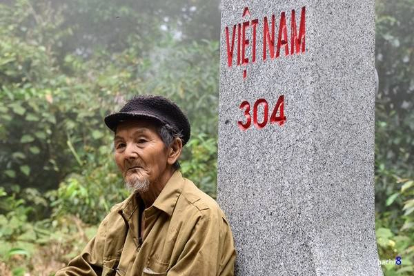 Trên biên giới Việt - Lào, đây là một trong những mốc giới cao nhất. Cột mốc nằm trên đỉnh núi Đá Đỏ có cao độ 1.889 m và phải mất nhiều giờ leo bộ băng rừng rậm. Đây là vị trí phân định ranh giới giữa xã Quang Chiểu, huyện Mường Lát, tỉnh Thanh Hóa với bản Phiềng Khạy, cụm xã Mường Pùn, huyện Viêng Xay, Lào. Trên biên giới Việt - Lào, đây là một trong những mốc giới cao nhất. Cột mốc nằm trên đỉnh núi Đá Đỏ có cao độ 1.889 m và phải mất nhiều giờ leo bộ băng rừng rậm. Đây là vị trí phân định ranh giới giữa xã Quang Chiểu, huyện Mường Lát, tỉnh Thanh Hóa với bản Phiềng Khạy, cụm xã Mường Pùn, huyện Viêng Xay, Lào.