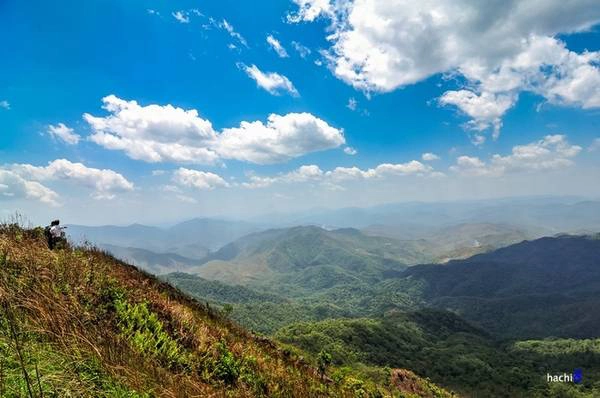 Nằm trên đỉnh núi Khoang La San, ở độ cao 1.864 m so với mực nước biển đây được coi là điểm cực Tây của Việt Nam. Cột mốc không số hay còn gọi là mốc A Pa Chải là điểm khởi đầu của biên giới Việt Nam - Trung Quốc và Việt Nam - Lào. Cột mốc được xây bằng đá hoa cương trên một bệ đỡ vuông vắn có diện tích 5x5 m, là một cột đa giác cao 2 m có ba mặt quay về ba hướng, mỗi mặt có khắc tên nước bằng ngôn ngữ riêng và quốc huy của mỗi quốc gia. Nằm trên đỉnh núi Khoang La San, ở độ cao 1.864 m so với mực nước biển đây được coi là điểm cực Tây của Việt Nam. Cột mốc không số hay còn gọi là mốc A Pa Chải là điểm khởi đầu của biên giới Việt Nam - Trung Quốc và Việt Nam - Lào. Cột mốc được xây bằng đá hoa cương trên một bệ đỡ vuông vắn có diện tích 5x5 m, là một cột đa giác cao 2 m có ba mặt quay về ba hướng, mỗi mặt có khắc tên nước bằng ngôn ngữ riêng và quốc huy của mỗi quốc gia.