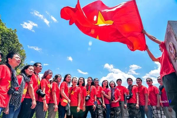 Điểm cực Tây nằm ở A Pa Chải - Tá Miếu thuộc xã Sín Thầu, huyện Mường Nhé, Điện Biên. Hiện đây là điểm thu hút nhiều lượt du khách tham quan, chụp ảnh. Điểm cực Tây nằm ở A Pa Chải - Tá Miếu thuộc xã Sín Thầu, huyện Mường Nhé, Điện Biên. Hiện đây là điểm thu hút nhiều lượt du khách tham quan, chụp ảnh.