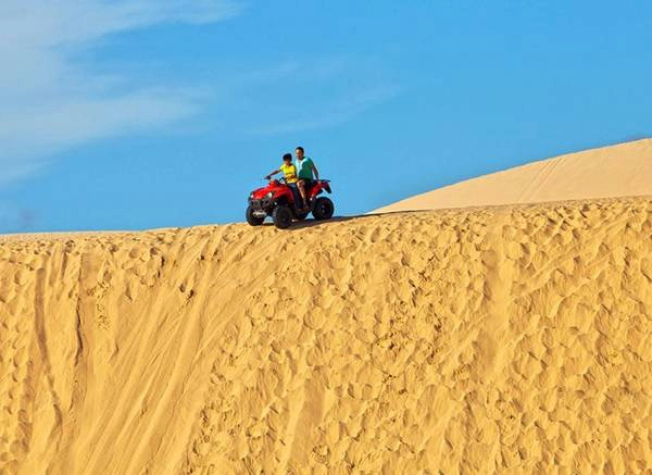 Vân cát ở đây tuyệt đẹp và hình dạng thường xuyên được những cơn gió biến đổi. Ảnh: Customized. Vân cát ở đây tuyệt đẹp và hình dạng thường xuyên được những cơn gió biến đổi. Ảnh: Customized.