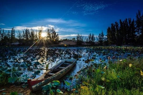 Hai trong những trải nghiệm lý thú tại đây là chạy xe mô tô địa hình chinh phục đồi cát và dong thuyền trên hồ. Ảnh: Pham Linh. Hai trong những trải nghiệm lý thú tại đây là chạy xe mô tô địa hình chinh phục đồi cát và dong thuyền trên hồ. Ảnh: Pham Linh.