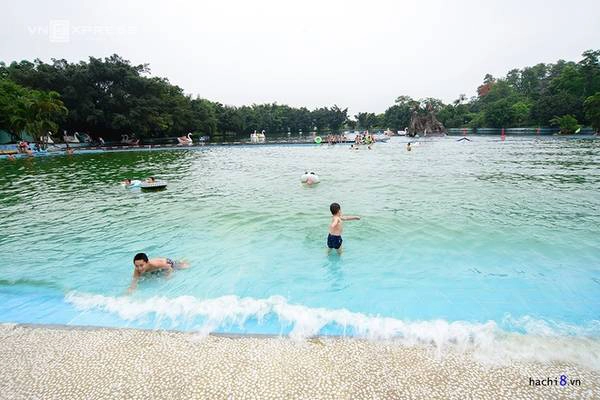 Ngoài khu vực suối và rừng tự nhiên, Khoang Xanh còn nhiều khu vực nhân tạo khác như: công viên nước, hồ tắm khoáng, khu vui chơi dành cho cả trẻ em và người lớn. Ngoài khu vực suối và rừng tự nhiên, Khoang Xanh còn nhiều khu vực nhân tạo khác như: công viên nước, hồ tắm khoáng, khu vui chơi dành cho cả trẻ em và người lớn.