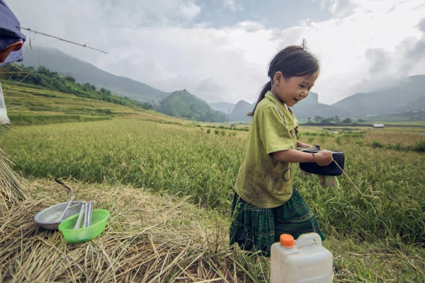 Dù còn nhỏ tuổi, nhưng những em bé vùng cao đã phải tự lập và phụ giúp gia đình.