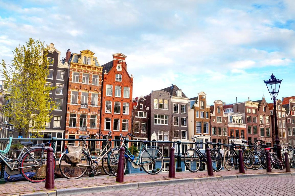 Amsterdam (Hà Lan): Những con đường bằng đá cuội sẽ dẫn bạn qua các cửa hiệu hào nhoáng, những cánh đồng đẹp như tranh vẽ... Kênh Reguliersgracht mang đến tầm nhìn ấn tượng về 7 cây cầu của Amsterdam là một địa điểm không thể bỏ qua.