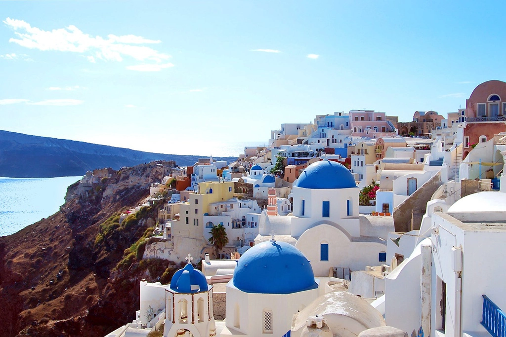 Santorini (Hy Lạp) nổi bật với các nhà thờ mái vòm màu xanh, những bức tường, con đường trắng xóa và khung cảnh đại dương rộng lớn. Sắc xanh, trắng hòa quyện khiến thành phố này trở thành điểm đến lãng mạn trên thế giới.