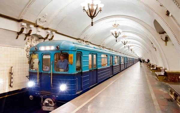 Hệ thống tàu điện ngầm Moscow được xây dựng năm 1935, với đường ray dài 11 km và 11 ga tàu. Đây là hệ thống ga tàu đẹp nhất thế giới, với tranh tường, tượng và những cổng vòm lộng lẫy. Nhung-ga-tau-dien-ngam-dep-nhu-co-tich-o-Nga-ivivu-1