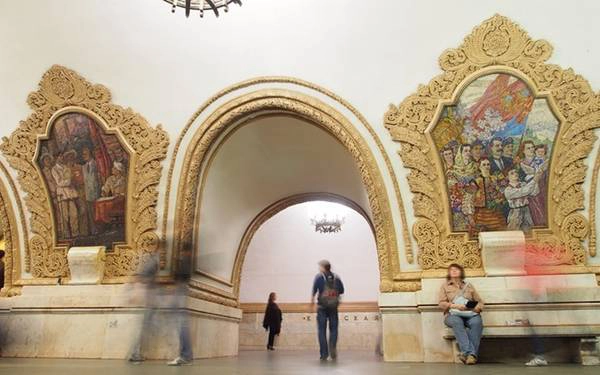 Một số ga tàu của Moscow giống thánh đường hay phòng tranh hơn là các điểm trung chuyển dân dụng. Hiện hệ thống tàu điện đã mở rộng ra 12 tuyến, 196 ga và hơn 320 km đường ray. Nhung-ga-tau-dien-ngam-dep-nhu-co-tich-o-Nga-ivivu-2