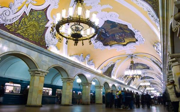 Ga Komsomolskaya là một trong những nơi đông hành khách nhất Moscow. Ga hoạt động từ năm 1952. Nhung-ga-tau-dien-ngam-dep-nhu-co-tich-o-Nga-ivivu-3