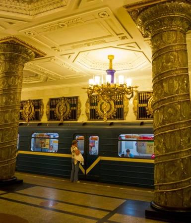 Ngoài ra, hệ thống tàu điện ngầm của thành phố St. Petersburg cũng không kém cạnh về độ đẹp. Trong ảnh là ga Avtovo hoạt động từ năm 1955. Ngoài ra, hệ thống tàu điện ngầm của thành phố St. Petersburg cũng không kém cạnh về độ đẹp. Trong ảnh là ga Avtovo hoạt động từ năm 1955.