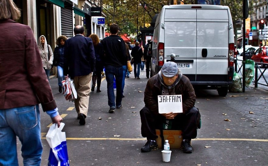 Người ta thường nghĩ một thành phố như Paris chẳng tìm thấy nổi một người ăn xin nào. Nhưng hình ảnh người đàn ông cầm tấm biển "tôi đói" cầu xin sự giúp đỡ của những người đi đường là những gì chân thật nhất đang diễn ra hàng ngày ở thành phố xa hoa này. Người ta thường nghĩ một thành phố như Paris chẳng tìm thấy nổi một người ăn xin nào. Nhưng hình ảnh người đàn ông cầm tấm biển "tôi đói" cầu xin sự giúp đỡ của những người đi đường là những gì chân thật nhất đang diễn ra hàng ngày ở thành phố xa hoa này.