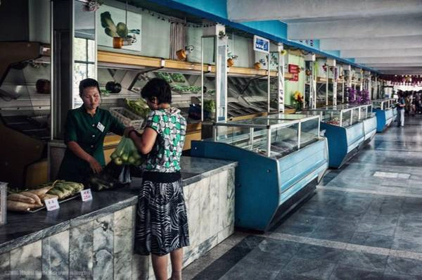 Michal Huniewicz bị hướng dẫn viên yêu cầu ra khỏi cửa hàng địa phương này nhưng anh vẫn kịp chụp lại một khoảnh khắc mà không ai biết. Michal Huniewicz bị hướng dẫn viên yêu cầu ra khỏi cửa hàng địa phương này nhưng anh vẫn kịp chụp lại một khoảnh khắc mà không ai biết.