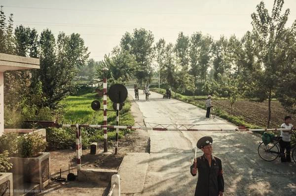 Khoảnh khắc Michal chộp được trên tàu khi đi qua một vùng nông thôn của Triều Tiên. Khoảnh khắc Michal chộp được trên tàu khi đi qua một vùng nông thôn của Triều Tiên.