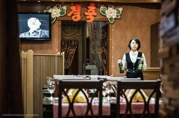 "Chúng tôi hầu như không tiếp cận, giao lưu với người dân địa phương. Những cô bồi bàn trông có vẻ khá sợ sệt chúng tôi", Michal Huniewicz chia sẻ. "Chúng tôi hầu như không tiếp cận, giao lưu với người dân địa phương. Những cô bồi bàn trông có vẻ khá sợ sệt chúng tôi", Michal Huniewicz chia sẻ.