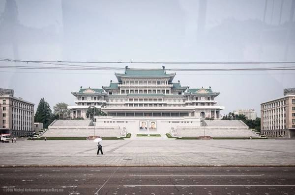 Quảng trường Kim Il-Sung, nơi hướng dẫn viên muốn du khách chụp ảnh hơn các địa điểm khác. Quảng trường Kim Il-Sung, nơi hướng dẫn viên muốn du khách chụp ảnh hơn các địa điểm khác.