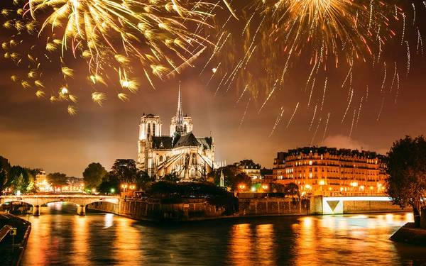 Pháo hoa rực sáng trên nhà thờ Đức Bà Paris, tạo khung cảnh lãng mạn như trong cổ tích.