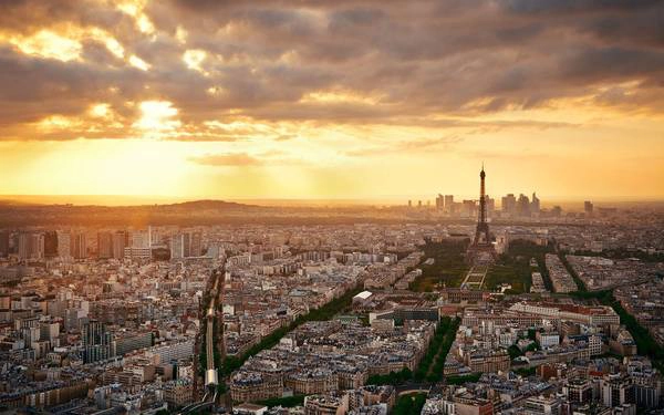 Hoàng hôn buông trên Paris.