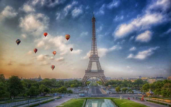 Khí cầu gần tháp Eiffel.