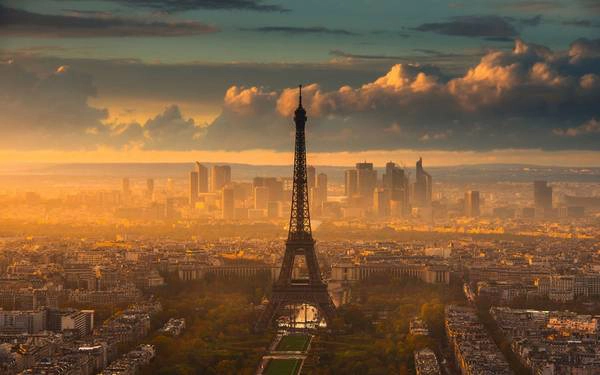 Hoàng hôn nhuộm vàng Paris.