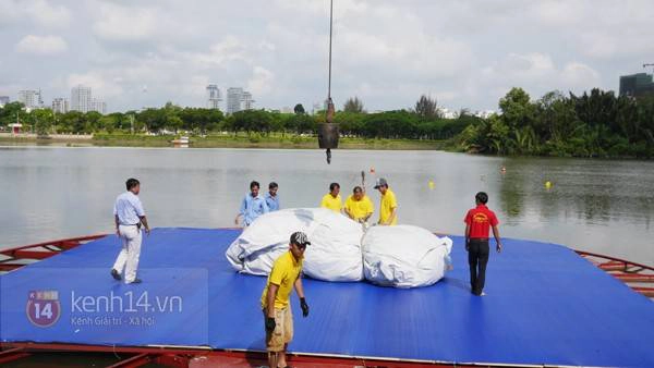 Quá trình thi công chú vịt vào sáng nay. Ban đầu chú vịt khổng lồ được đặt trong một cái túi