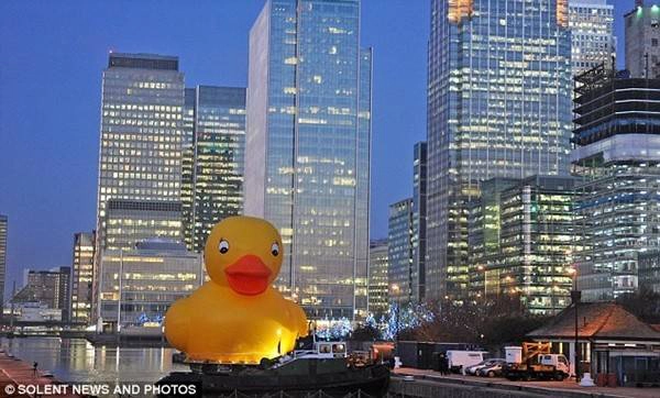 Nổi bật trên dòng sông Thames.