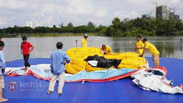 Các ống hơi lớn chuẩn bị để bơm chú vịt khổng lồ này.