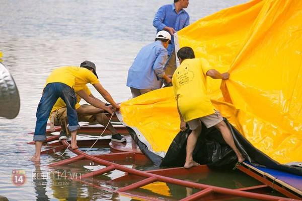 Các ống hơi lớn chuẩn bị để bơm chú vịt khổng lồ này.