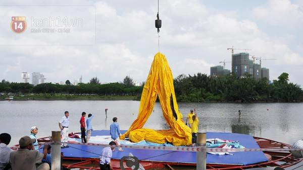 Để đưa được chú vịt ra giữa hồ Bán Nguyệt, đội ngũ ekip đã dùng một cần móc lớn mới có thể di chuyển được.