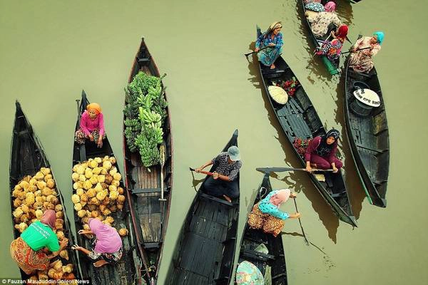Chợ họp từ sáng sớm. Mặt hàng chính ở chợ là các loại nông sản địa phương như rau, củ, quả. Chợ họp từ sáng sớm. Mặt hàng chính ở chợ là các loại nông sản địa phương như rau, củ, quả.