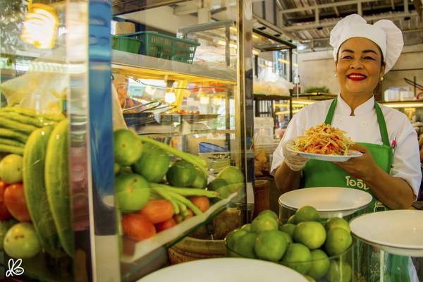 Gỏi đu đủ kiểu Thái hay Som Tam là món ăn đặc trưng của ẩm thực Thái Lan và được bày bán khá phổ biến dọc theo các con đường ở thành phố Bangkok.
