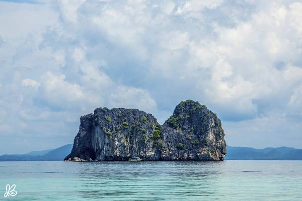 Koh Lanta là đảo du lịch khá nổi tiếng nằm phía Nam Thái Lan nổi tiếng với những bãi biển và những vách đá tuyệt đẹp.