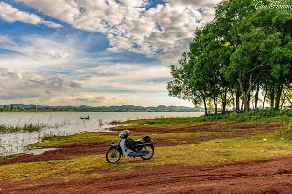 Mỗi mùa, khu vực rừng quanh hồ khoác lên màu áo riêng khiến hồ càng thơ mộng. Nếu đến hồ vào tháng 6, bạn sẽ được thấy cảnh hồ Eakao cạn nước để lộ ra những vạt cỏ xanh rờn đẹp mắt. Ảnh: Cao Phương.