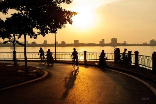 Hồ Tây, Hà Nội: Là hồ lớn nhất Hà Nội, Hồ Tây mang nhiều vẻ đẹp khác nhau vào các thời điểm trong ngày. Sáng sớm, mặt hồ lảng bảng sương, khi chiều tà cảnh vật ven hồ nhuốm màu hoàng hôn lại tạo nên vẻ huyền ảo riêng. Du khách đến Hà Nội thường dạo con đường vòng quanh hồ, tham quan Phủ Tây Hồ, đầm sen, hay chỉ đơn giản là ngắm hoàng hôn nơi hồ nước soi bóng mây trời. Ảnh: Hachi8 Hồ Tây, Hà Nội: Là hồ lớn nhất Hà Nội, Hồ Tây mang nhiều vẻ đẹp khác nhau vào các thời điểm trong ngày. Sáng sớm, mặt hồ lảng bảng sương, khi chiều tà cảnh vật ven hồ nhuốm màu hoàng hôn lại tạo nên vẻ huyền ảo riêng. Du khách đến Hà Nội thường dạo con đường vòng quanh hồ, tham quan Phủ Tây Hồ, đầm sen, hay chỉ đơn giản là ngắm hoàng hôn nơi hồ nước soi bóng mây trời. Ảnh: Hachi8