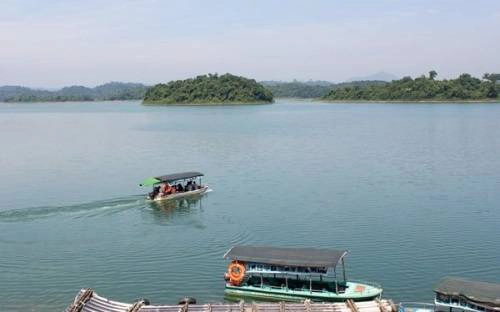 Hồ Sông Mực, Thanh Hóa: Hồ Sông Mực nằm trong Vườn Quốc Gia Bến En, cách TP Thanh Hóa khoảng 45 km. Bốn mùa nước hồ trong xanh, cùng với chuỗi 21 đảo nổi và hệ sinh thái phong phú tạo nên chuyến du ngoạn bằng thuyền đáng nhớ. Đặc biệt du khách có thể trải nghiệm cuộc sống của người dân nơi đây như câu cá, đánh bắt tôm bằng hình thức cổ truyền. Ảnh: Ngọc Minh. Hồ Sông Mực, Thanh Hóa: Hồ Sông Mực nằm trong Vườn Quốc Gia Bến En, cách TP Thanh Hóa khoảng 45 km. Bốn mùa nước hồ trong xanh, cùng với chuỗi 21 đảo nổi và hệ sinh thái phong phú tạo nên chuyến du ngoạn bằng thuyền đáng nhớ. Đặc biệt du khách có thể trải nghiệm cuộc sống của người dân nơi đây như câu cá, đánh bắt tôm bằng hình thức cổ truyền. Ảnh: Ngọc Minh.