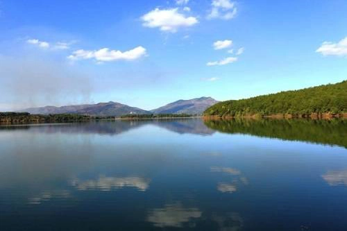 Hồ Tơ Nưng, Gia Lai: Nằm cách trung tâm thành phố Pleiku 6 km về hướng Bắc, Biển Hồ mang tên Tơ Nưng vốn là tên một làng có trên vùng đất Gia Lai - Kon Tum huyền thoại. Cảnh vật xung quanh hồ mê đắm du khách với làn nước trong xanh, xa xa là những đồi cà phê tít tắp. Ở Biển Hồ có điểm tham quan du lịch đón khách mỗi ngày và các dịch vụ đi thuyền, trải nghiệm trong lòng hồ. Ảnh: Má Lúm. Hồ Tơ Nưng, Gia Lai: Nằm cách trung tâm thành phố Pleiku 6 km về hướng Bắc, Biển Hồ mang tên Tơ Nưng vốn là tên một làng có trên vùng đất Gia Lai - Kon Tum huyền thoại. Cảnh vật xung quanh hồ mê đắm du khách với làn nước trong xanh, xa xa là những đồi cà phê tít tắp. Ở Biển Hồ có điểm tham quan du lịch đón khách mỗi ngày và các dịch vụ đi thuyền, trải nghiệm trong lòng hồ. Ảnh: Má Lúm.