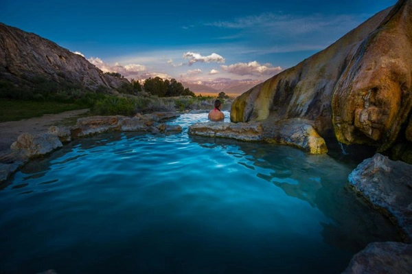 Suối nước nóng Travertine, California, Mỹ: Những hồ nước nóng ở khu vực suối nước nóng Travertine có lớp đất sét mềm, giàu khoáng chất và nguồn nước nóng chảy qua các tảng đá, với nhiệt độ khoảng 39°C. Nơi đây là địa điểm hoàn hảo để du khách có thể thư giãn và quan sát cảnh vật tuyệt vời xung quanh, cũng như ngắm mặt trời lặn phía đông Sierra của California. Ảnh: KrisWiktor/Shutterstock. Suối nước nóng Travertine, California, Mỹ: Những hồ nước nóng ở khu vực suối nước nóng Travertine có lớp đất sét mềm, giàu khoáng chất và nguồn nước nóng chảy qua các tảng đá, với nhiệt độ khoảng 39°C. Nơi đây là địa điểm hoàn hảo để du khách có thể thư giãn và quan sát cảnh vật tuyệt vời xung quanh, cũng như ngắm mặt trời lặn phía đông Sierra của California. Ảnh: KrisWiktor/Shutterstock.