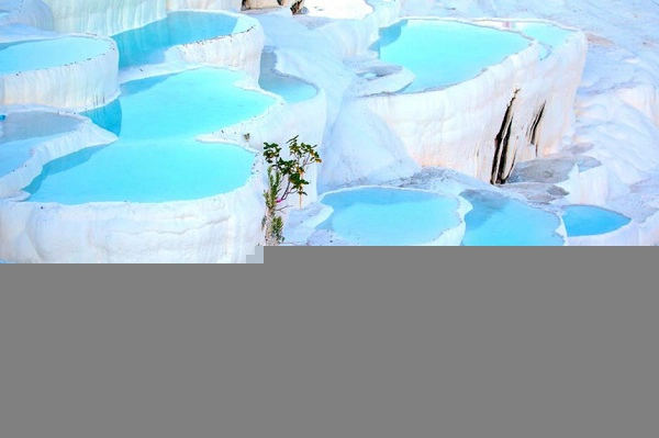 Pamukkale, Thổ Nhĩ Kỳ: Những hồ nước nóng bậc thang ở Thổ Nhĩ Kỳ được hình thành từ các mỏ đá vôi trong hàng triệu năm. Đến đây, du khách được ngâm mình và thư giãn trong hồ Cleopatra ở phía trên và ngắm nhìn quang cảnh toàn khu vực. Để tránh đám đông, khách du lịch có thể ở lại làng Pamukkale gần đó và ghé thăm hồ nước nóng vào buổi sáng sớm. Thời gian lý tưởng nhất để ghé thăm nơi đây là vào mùa xuân. Ảnh: Muratart/Shutterstock. Pamukkale, Thổ Nhĩ Kỳ: Những hồ nước nóng bậc thang ở Thổ Nhĩ Kỳ được hình thành từ các mỏ đá vôi trong hàng triệu năm. Đến đây, du khách được ngâm mình và thư giãn trong hồ Cleopatra ở phía trên và ngắm nhìn quang cảnh toàn khu vực. Để tránh đám đông, khách du lịch có thể ở lại làng Pamukkale gần đó và ghé thăm hồ nước nóng vào buổi sáng sớm. Thời gian lý tưởng nhất để ghé thăm nơi đây là vào mùa xuân. Ảnh: Muratart/Shutterstock.
