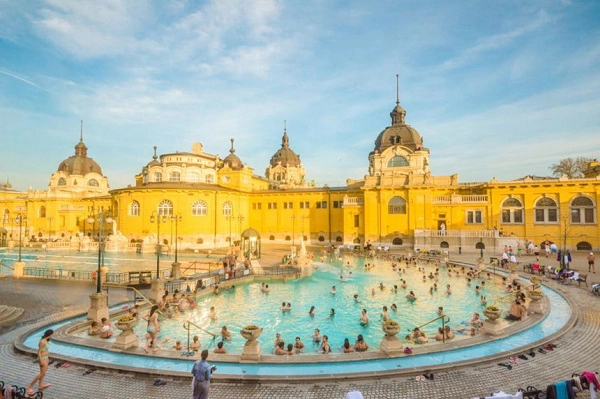 Széchenyi Spa, Budapest, Hungary: Spa nhiệt là một phần trong cuộc sống hàng ngày của người dân ở Budapest, và một trong những trải nghiệm du khách nhất định phải thử khi đến thủ đô của Hungary. Đến Budapest, du khách có thể đi dạo quanh 21 hồ bơi tại Széchenyi Spa, thư giãn trong những hồ nước ấm, phòng xông hơi khô và massage. Ảnh: AliciaGMonedero/Shutterstock. Széchenyi Spa, Budapest, Hungary: Spa nhiệt là một phần trong cuộc sống hàng ngày của người dân ở Budapest, và một trong những trải nghiệm du khách nhất định phải thử khi đến thủ đô của Hungary. Đến Budapest, du khách có thể đi dạo quanh 21 hồ bơi tại Széchenyi Spa, thư giãn trong những hồ nước ấm, phòng xông hơi khô và massage. Ảnh: AliciaGMonedero/Shutterstock.