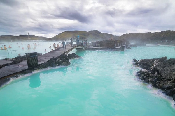 Blue Lagoon, Iceland: Blue Lagoon là một trong những điểm tham quan được nhiều người ưa thích nhất của Iceland. Nơi đây là một spa địa nhiệt giàu khoáng chất, được hình thành vào năm 1976, do tác động của nhà máy điện gần đó. Mọi người bắt đầu tắm trong vùng nước ấm này vào đầu những năm 80 của thế kỷ 20 và spa chính thức khai trương vào năm 1992. Ảnh: Nido Huebl/Shutterstock. Blue Lagoon, Iceland: Blue Lagoon là một trong những điểm tham quan được nhiều người ưa thích nhất của Iceland. Nơi đây là một spa địa nhiệt giàu khoáng chất, được hình thành vào năm 1976, do tác động của nhà máy điện gần đó. Mọi người bắt đầu tắm trong vùng nước ấm này vào đầu những năm 80 của thế kỷ 20 và spa chính thức khai trương vào năm 1992. Ảnh: Nido Huebl/Shutterstock.