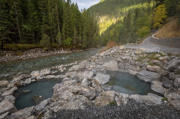 Hồ nước nóng Lussier, British Columbia, Canada: Nằm trong khu vực hoang dã của công viên hồ Whiteswan là 3 hồ nước nóng tự nhiên tuyệt đẹp, được bao quanh bởi những tảng đá. Thả mình trong dòng nước ấm 44°C ở đây, du khách có thể ngắm nhìn sông Lussier, các thung lũng xung quanh cùng nhiều loài động vật hoang dã như đại bàng, hươu hay gấu. Thời điểm lý tưởng nhất để ghé thăm nơi đây là vào mùa hè, khi những con đường không có tuyết rơi. Ảnh: ChaseClausen/Shutterstock. Hồ nước nóng Lussier, British Columbia, Canada: Nằm trong khu vực hoang dã của công viên hồ Whiteswan là 3 hồ nước nóng tự nhiên tuyệt đẹp, được bao quanh bởi những tảng đá. Thả mình trong dòng nước ấm 44°C ở đây, du khách có thể ngắm nhìn sông Lussier, các thung lũng xung quanh cùng nhiều loài động vật hoang dã như đại bàng, hươu hay gấu. Thời điểm lý tưởng nhất để ghé thăm nơi đây là vào mùa hè, khi những con đường không có tuyết rơi. Ảnh: ChaseClausen/Shutterstock.