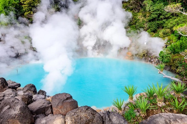 Beppu, Nhật Bản: Được mệnh danh là thủ phủ suối nước nóng của Nhật Bản, Beppu có khoảng 2.500 onsen ở khắp nơi gồm hồ bơi nước nóng, phòng tắm hơi và bể bùn. Ngoài ra, nơi đây còn có dịch vụ tắm cát, nơi du khách được ẩn mình trong lớp cát ấm, màu đen được lấy từ núi lửa. Thời gian lý tưởng nhất để ghé thăm nơi đây là từ tháng 5 đến tháng 10. Ảnh: SeanPavone/Shutterstock. Beppu, Nhật Bản: Được mệnh danh là thủ phủ suối nước nóng của Nhật Bản, Beppu có khoảng 2.500 onsen ở khắp nơi gồm hồ bơi nước nóng, phòng tắm hơi và bể bùn. Ngoài ra, nơi đây còn có dịch vụ tắm cát, nơi du khách được ẩn mình trong lớp cát ấm, màu đen được lấy từ núi lửa. Thời gian lý tưởng nhất để ghé thăm nơi đây là từ tháng 5 đến tháng 10. Ảnh: SeanPavone/Shutterstock.