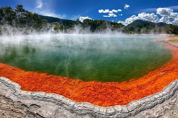 Wai-O-Tapu, New Zealand: Wai-O-Tapu là khu vực địa nhiệt thuộc vùng núi lửa Taupo, New Zealand. Nơi đây có những hồ nước nóng rực rỡ đầy màu sắc như màu xanh ngọc, màu vàng hay màu cam, trong đó, nổi bật là Champagne Pool với phần trung tâm màu xanh ngọc lục bảo, phía bên ngoài có màu cam và Lady Knox Geyser, phun nước lên độ cao gần 20 m vào mỗi buổi sáng. Ảnh: HennerDamke/Shutterstock. Wai-O-Tapu, New Zealand: Wai-O-Tapu là khu vực địa nhiệt thuộc vùng núi lửa Taupo, New Zealand. Nơi đây có những hồ nước nóng rực rỡ đầy màu sắc như màu xanh ngọc, màu vàng hay màu cam, trong đó, nổi bật là Champagne Pool với phần trung tâm màu xanh ngọc lục bảo, phía bên ngoài có màu cam và Lady Knox Geyser, phun nước lên độ cao gần 20 m vào mỗi buổi sáng. Ảnh: HennerDamke/Shutterstock.