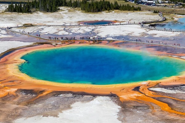 Grand Prismatic Spring, Wyoming, Mỹ: Hồ nước nóng Grand Prismatic Spring ở vườn quốc gia Yellowstone, Mỹ nổi bật với màu sắc rực rỡ do vi khuẩn trong nước tạo ra. Hồ nước nóng này có nước màu lam, được bao quanh bởi các dải màu vàng, cam, xanh lá cây và có độ sâu gần 49 m. Mặc dù không thể tắm tại đây, nhưng đi theo hướng bắc tới Mammoth, du khách có thể ngâm mình ở sông Boiling. Ảnh: BucchiFrancesco/Shutterstock. Grand Prismatic Spring, Wyoming, Mỹ: Hồ nước nóng Grand Prismatic Spring ở vườn quốc gia Yellowstone, Mỹ nổi bật với màu sắc rực rỡ do vi khuẩn trong nước tạo ra. Hồ nước nóng này có nước màu lam, được bao quanh bởi các dải màu vàng, cam, xanh lá cây và có độ sâu gần 49 m. Mặc dù không thể tắm tại đây, nhưng đi theo hướng bắc tới Mammoth, du khách có thể ngâm mình ở sông Boiling. Ảnh: BucchiFrancesco/Shutterstock.