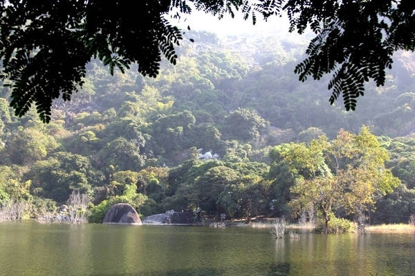Hồ nằm dưới chân núi Phụng Hoàng, du khách phải đi qua đây trước khi vào núi. Nhìn chung, hồ Soài So - suối Vàng đã có từ lâu, nay mới xây lại các thành đê cho vững chắc và tạo cảnh quan. Hồ có vị trí và địa thế rất phù hợp cho phát triển du lịch của địa phương. Cùng với hồ Tà Pạ đã có và hồ Soài Chek vừa mới xây dựng xong, Soài So cũng góp phần quan trọng tạo thêm cảnh quan xinh đẹp cho vùng Bảy Núi