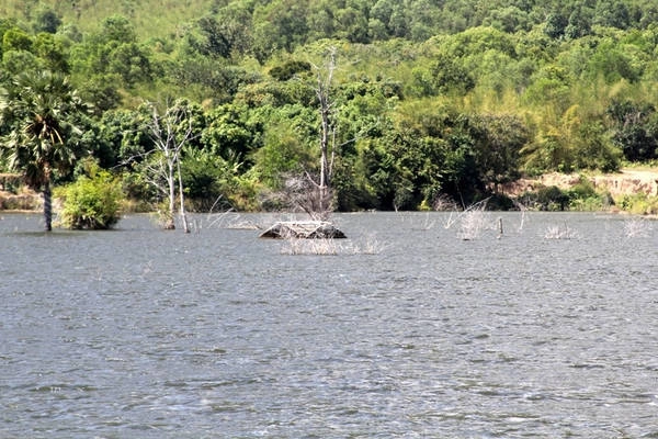 <strong>6. Hồ Ô Tà Sóc dưới núi Ngọa Long, xã Lương Phi, huyện Tri Tôn:</strong> Hồ Ô Tà Sóc vừa được xây dựng và đưa vào sử dụng trong năm 2016. Hồ cũng có chức năng phục vụ nông nghiệp cho những cư dân canh tác trong vùng.