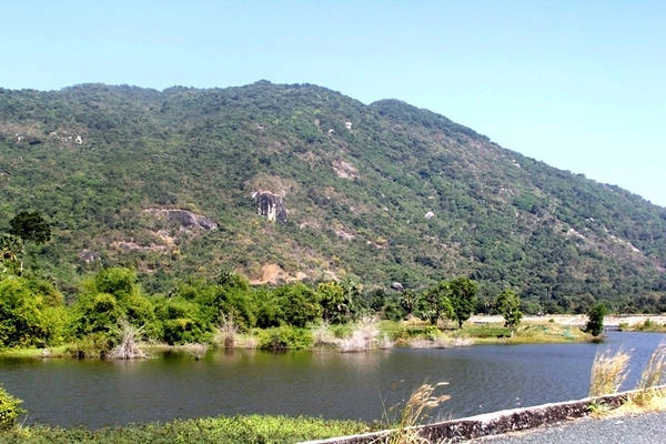 Hồ Ô Thum có khung cảnh khá đẹp, nhưng do nằm sâu dưới triền núi, khá vắng vẻ, nên ít người đến. Điều đó vô tình tạo không gian lý tưởng cho những ai yêu thích sự yên tĩnh của núi rừng. Trong lòng hồ có một gò đất khá cao so với mặt hồ, nhìn giống như một ốc đảo nho nhỏ. Một số người dân đã làm một cây cầu gỗ nối liền hai bờ để qua lại. Cầu gỗ đơn sơ nhưng vô tình lại làm tăng lên vẻ đẹp của núi đồi nơi đây.