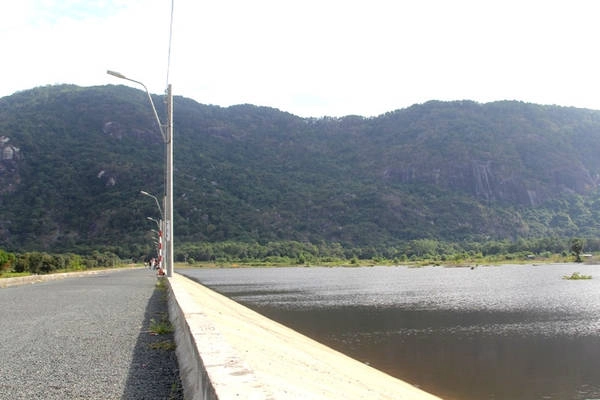 Hồ  có cảnh quang khá đẹp, lại nằm cách trung tâm thị trấn không xa. Đây cũng là một điểm thuận lợi cho sự phát triển du lịch sinh thái vùng núi của địa phương.