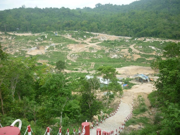 3. Hồ Thanh Long trên núi Thiên Cấm, xã An Hảo, huyện Tịnh Biên: Hồ Thanh Long được xây dựng và hoàn thành trong năm 2015. Nằm trên núi Thiên Cấm hùng vĩ, hồ Thanh Long được tích nước từ con suối Thanh Long trên triền núi Ông Cấm.